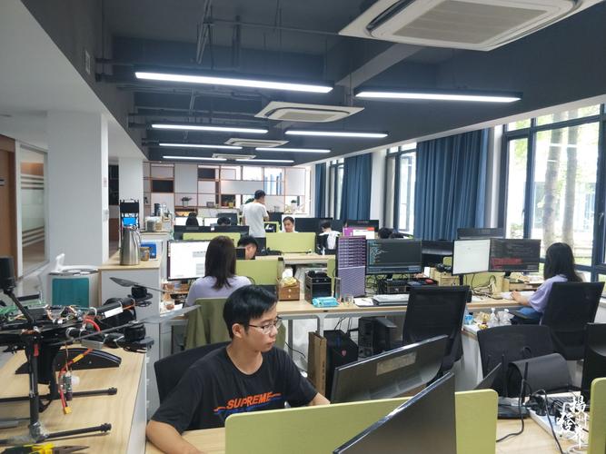 前不久,扬州一家人工智能团队研发出社交距离计算智能软件系统,正在